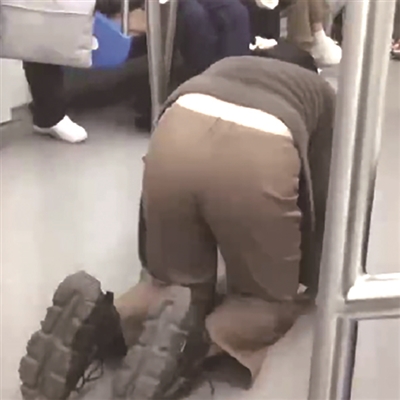 女子在杭州地铁车厢内爬行 自述是行为艺术