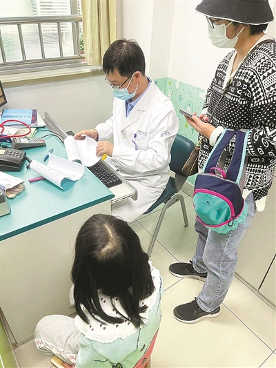 每天接诊近400个发烧患儿，最小的才出生25天 孩子“阳了”怎么办？如何退烧、用药？ 听市一医院儿科专家详细说