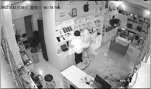 杭州手机店凌晨被敲碎玻璃门，小伙偷走18只手机模型
