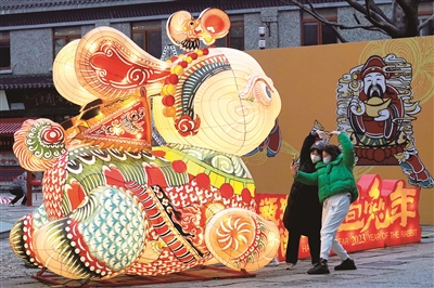 花灯映老街 送福迎新年