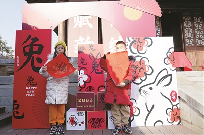 花伞市集里品年味 大运河畔“非遗盛宴”迎春送福