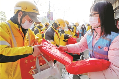 外卖骑手变幸福“收货人”