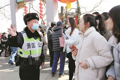 大到救助伤者，小到修理眼镜，民警“包干” “我们就该为群众想多些、想细些”
