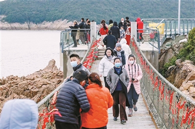 松兰山沙滩“人潮海浪”的热闹又回来了