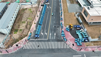 德清县武康街道——  新建道路成了“停车场”