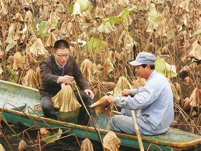 用脚丈量38公里湖岸线 用心呵护6.5平方公里湖面 守护最美风景三十年