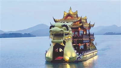 比往年早了一个多月 今年杭州西湖夜游船已于昨晚开启