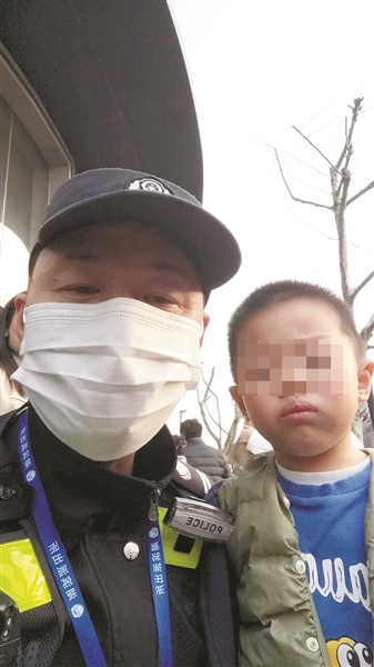 在上万人走动的湖滨商圈找一个3岁孩子要多久？ 警察叔叔给出的最新答案——10分钟