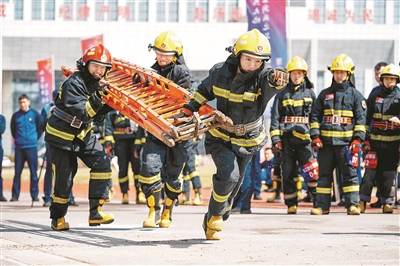 杭州消防比武大赛拉开帷幕 消防版“密室逃生”不是游戏而是救命测试