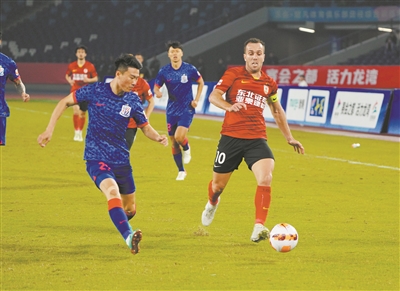 温州奥体中心昨晚首秀  职业足球俱乐部邀请赛吸引1.5万球迷观赛