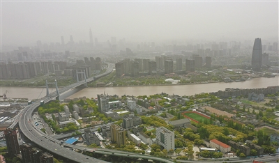 浮尘乍现，昨晚影响逐渐减弱  市气象台：今明两天阵雨或雷雨将为宁波“洗尘”