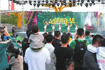  浙江队中超新赛季首秀在湖打响 因为足球，市民过了个精彩周末