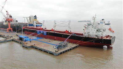  舟山中远海运重工承接建造17艘6.36万吨散货船 首制船“NS GUANGZHOU”轮完成命名