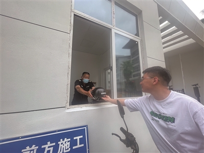 骑车忘戴头盔？“共享头盔”可免费租借72小时  鹿城区新增15个“共享头盔点”