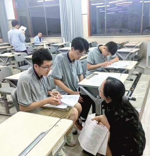 明天高考 老师辛苦了!一张照片在家长群热传