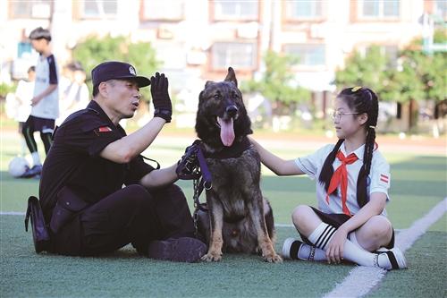 11岁女孩想当警犬训导员 民警送来“六一”惊喜
