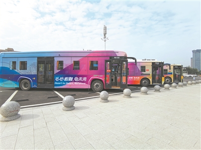 城市里，那抹流动的亚运风景线  18米亚运公交“靓”相街头
