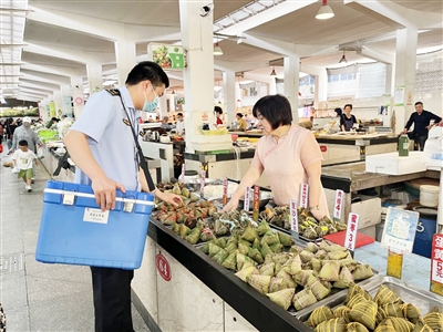 保障节日市场食品安全 新城开展节令食品专项检查
