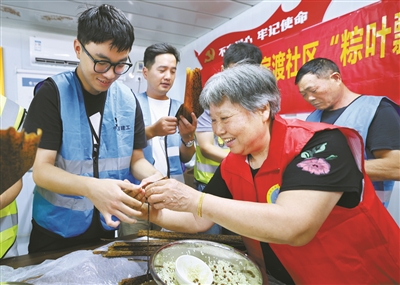 浓情端午节 工地粽飘香