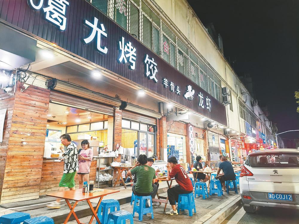 30多年烟火气，24小时烤饺香，每天卖出3万多只  昌安立交桥下的烤饺传奇