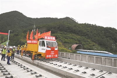杭温铁路昨起铺轨  温州段预计于十月启动