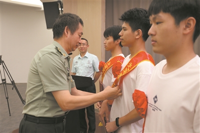 国防科大在温举行录取绶带颁发仪式  12名温籍新生投身国防事业