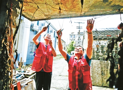 91岁老人家里来了群“修理匠”  记者直击40年老屋紧急加固