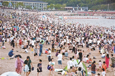宁波松兰山旅游度假区海滨浴场人如潮
