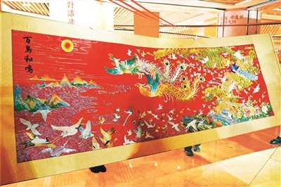 金银彩绣作品《百鸟和鸣图》亮相