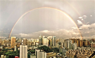 雨后彩虹高空挂