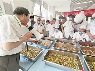 新学期学校食堂的菜会更好吃！ 82所学校的大厨挑战3道“热门菜”