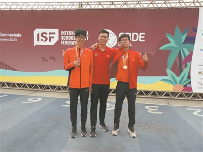 世界中学生运动会  这个温州娒跳得最远！