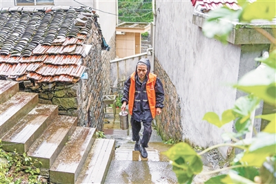 每天上下2000级台阶，往返10多公里为老人送餐  高山上这个身影令人动容