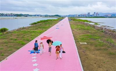 市民打卡“星光大道”