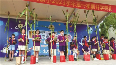 这样的开学礼物，你见过吗？ 诸暨一小学奖励学生78根甜秆和100多公斤葡萄