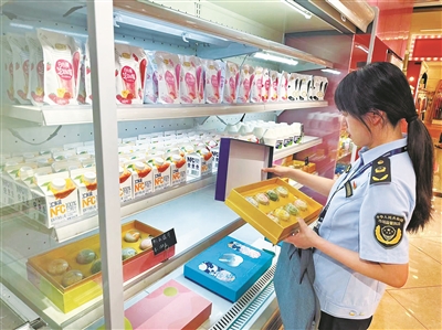 市场监管部门专项检查月饼礼盒“过度包装”  全市首份责令改正通知书发出