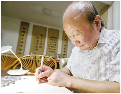0.8毫米钨钢丝上刻出40余字“亚运祝福” 这里“藏”着萧山微雕大师 于毫厘之间的“体育精神”