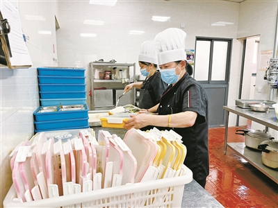 为居家养老人员餐桌加上“安全阀”  镇海“车轮食堂”有了食责险