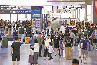 铁路宁波站迎来返程客流高峰