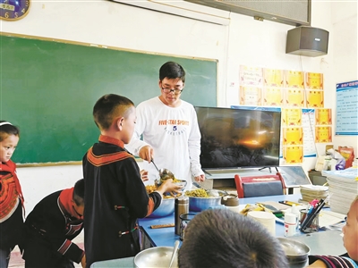 辞去外贸工作到海拔2000多米高山做乡村教师  宁波小伙支教凉山当起“燃灯人”