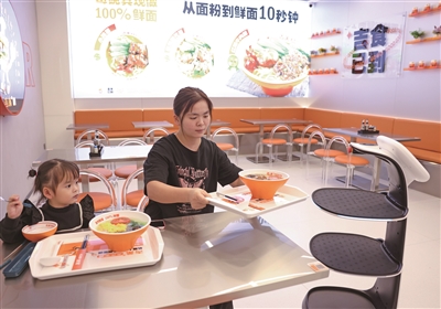 近来，市区出现了一家机器人面吧