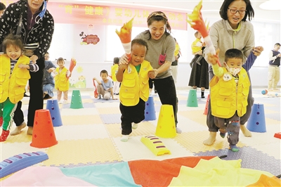 宝宝“运动员”收获人生“首金” 全市首届婴幼儿体能运动会在各地展开