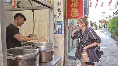 吃喝玩乐也能挣钱，这是什么神仙职业？  探店达人的短视频里 藏着流量变现的密码