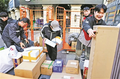 “快递小哥”全员出动 迎战“双11”