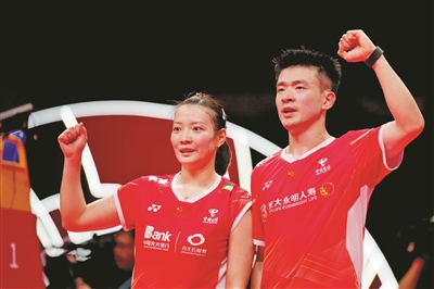 选手对战火星四射 观众观赛热血沸腾 挽救四个赛点，“雅思”组合上演精彩逆转