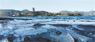 冷冷冷！西湖结了厚厚的冰 未来几天以晴冷天气为主 出行请注意结冰路段