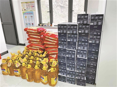 神秘男子跑到居委会扔下一叠现金