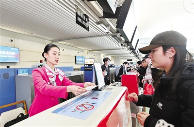 春运第5天，杭州机场出港旅客超12万人次 “99后”民航值机员用“三米微笑” 从容驻守“城市窗口”