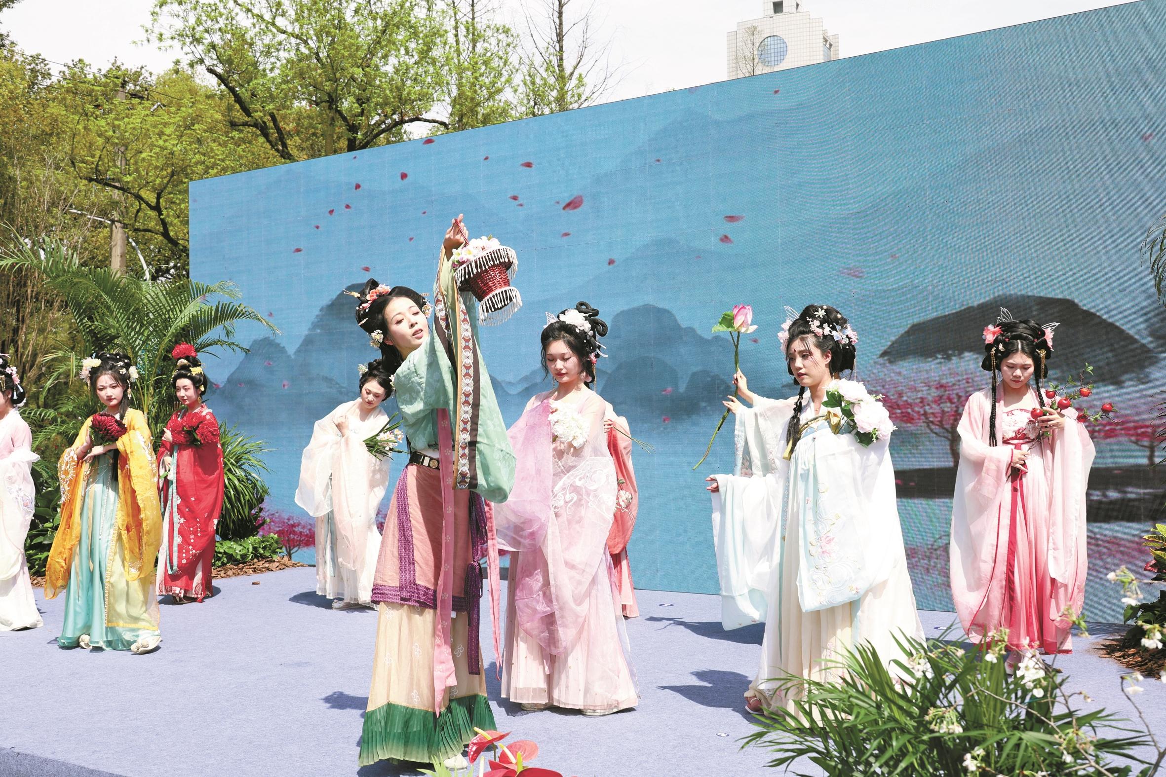 共赴春日之约 月湖畔上演花朝节