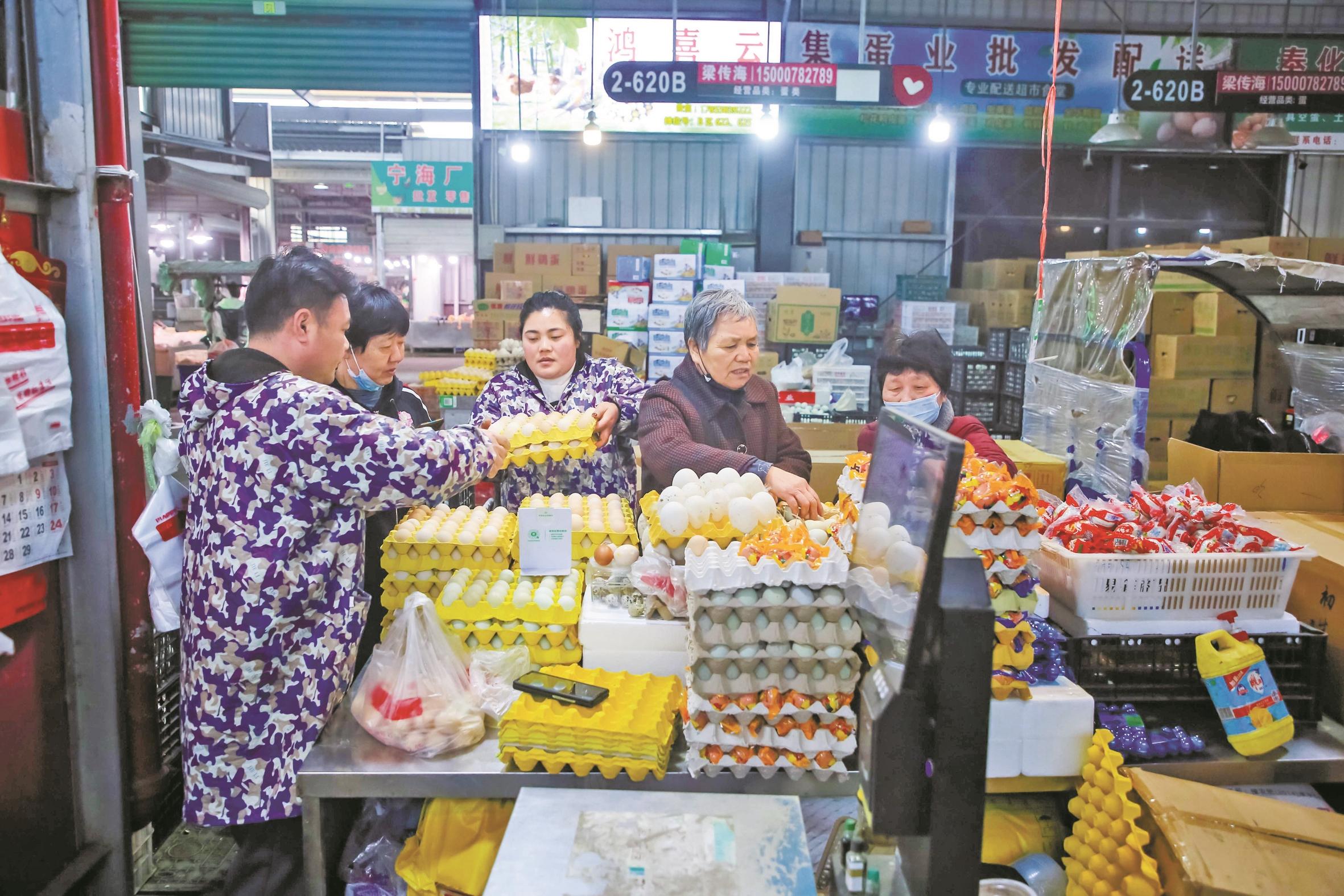 近期鸡蛋价格为何“跌跌不休”？